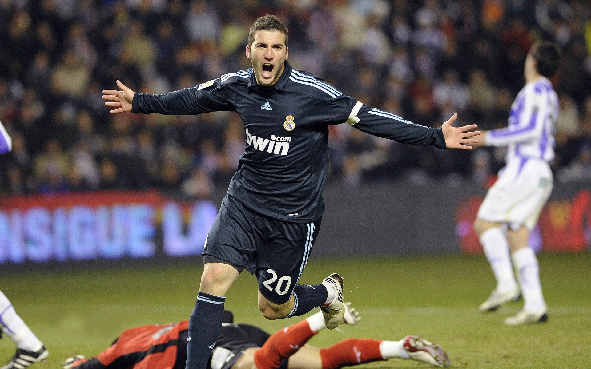 开云世界杯2026-肩上的月亮与指缝的星光，当张镇麟与哈特在平行时空照亮彼此